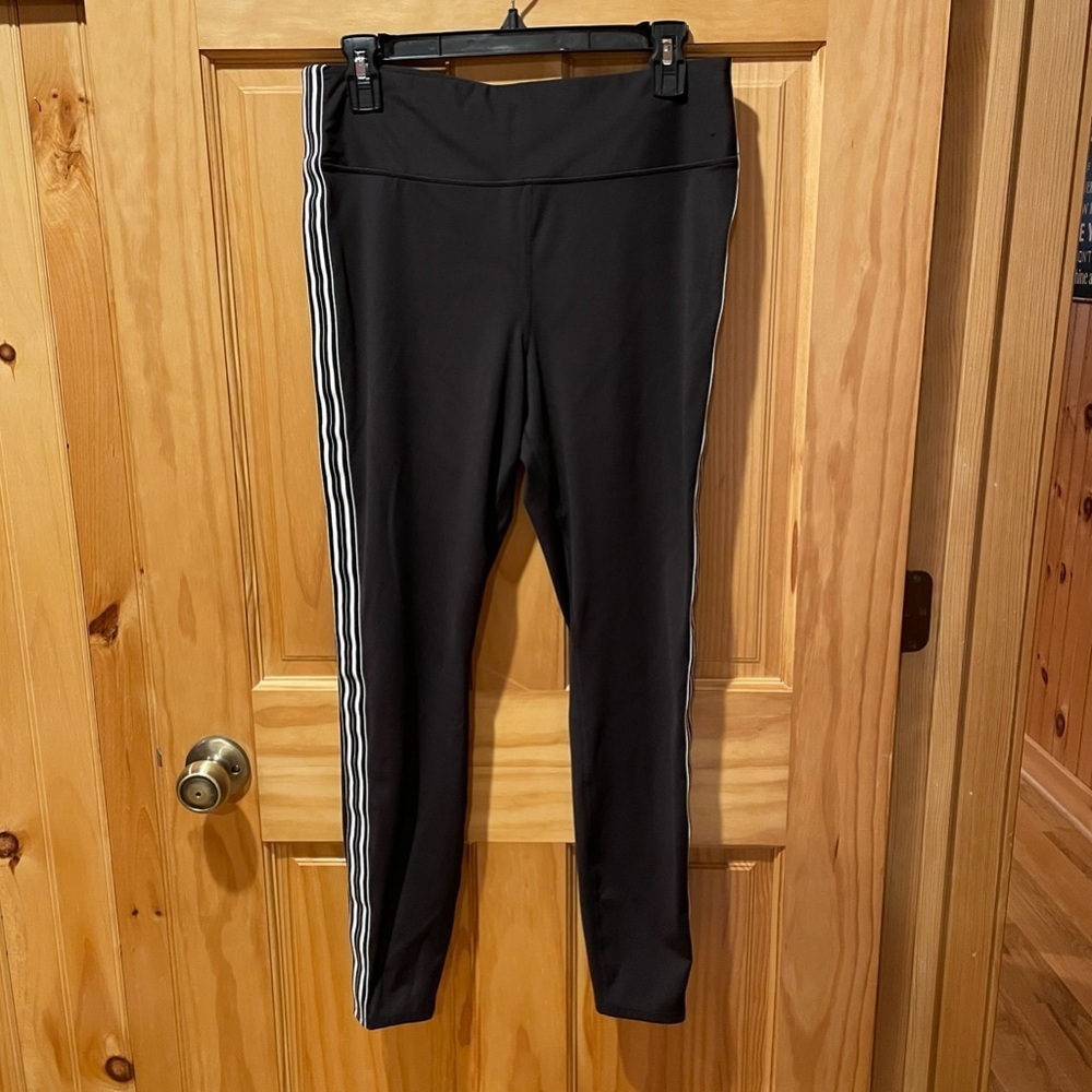 Avia Active Wear women’s Leggings Black Stretch with white Leg Stripes Size L